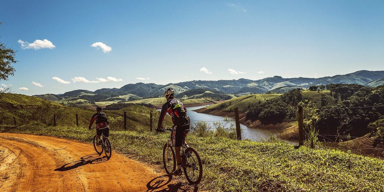 cyclists-1534907_1280